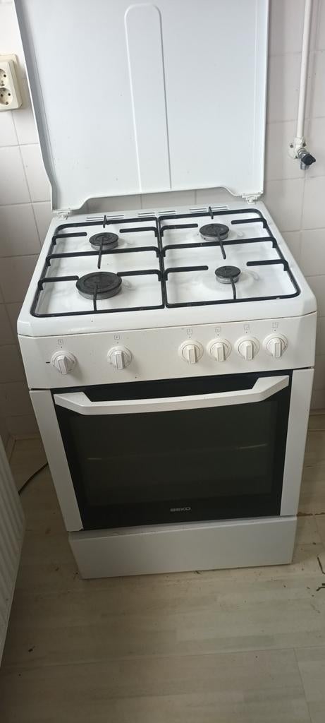 wit vrijstaand gasfornuis van Beko, Ophalen, Warmhoudplaat, Energieklasse A of zuiniger, 4 kookzones