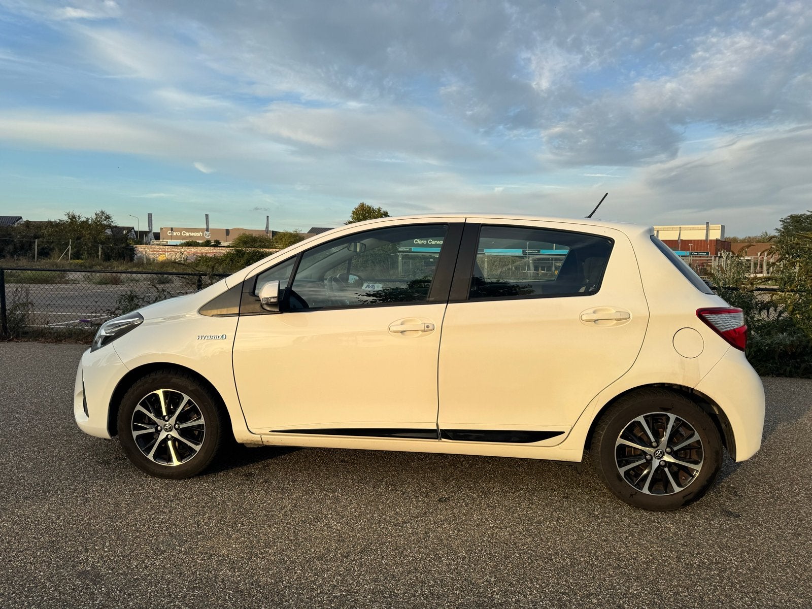 Foto 9 van Toyota Yaris 1.5 Hybrid 100pk 5D CVT 2018 Wit