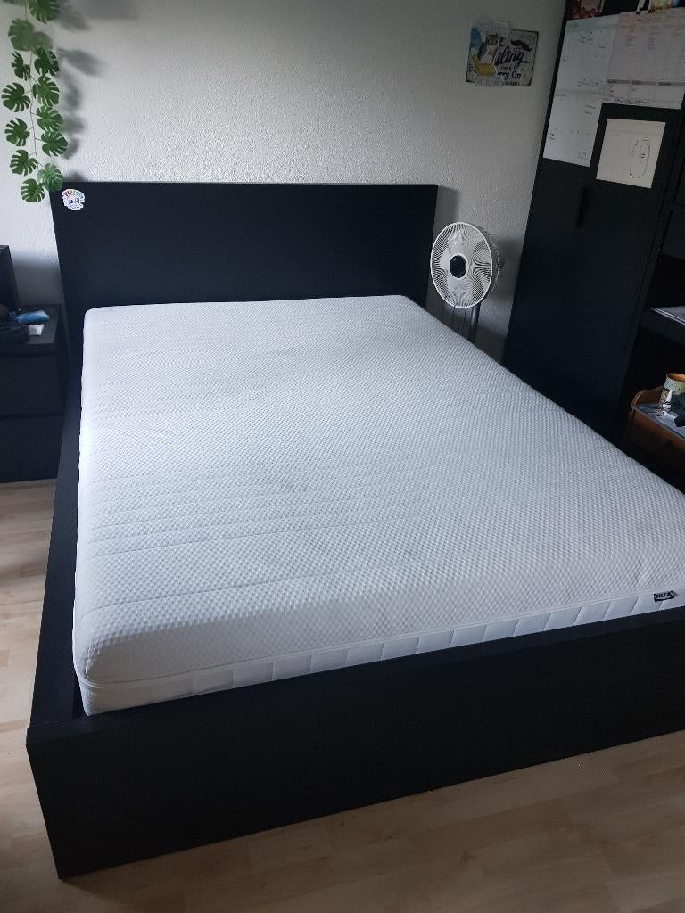 MALM bed Ikea 1 jaar oud met matras(even oud), Ophalen, Zwart, 140 cm, Zo goed als nieuw