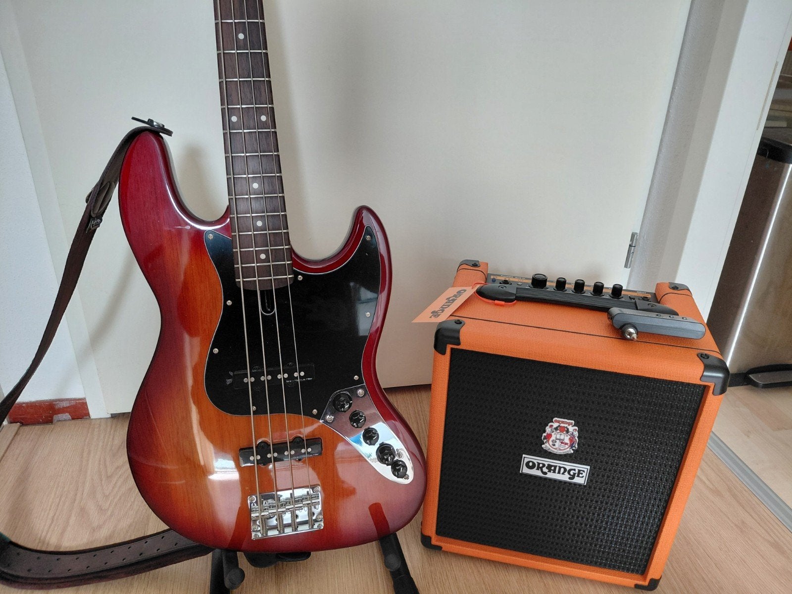 Elektrische basgitaar met Orange versterker en accessoires, Ophalen, Zo goed als nieuw