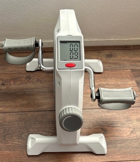 Mini Hometrainer - Compact en Draagbaar, Ophalen, Kunststof, Armen, Zo goed als nieuw