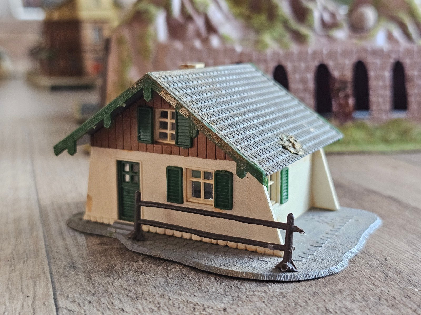 Mooie modeltrein huisje chalet Zwitserse stijl HO, Ophalen of Verzenden, Gebruikt, Brug, Tunnel of Gebouw