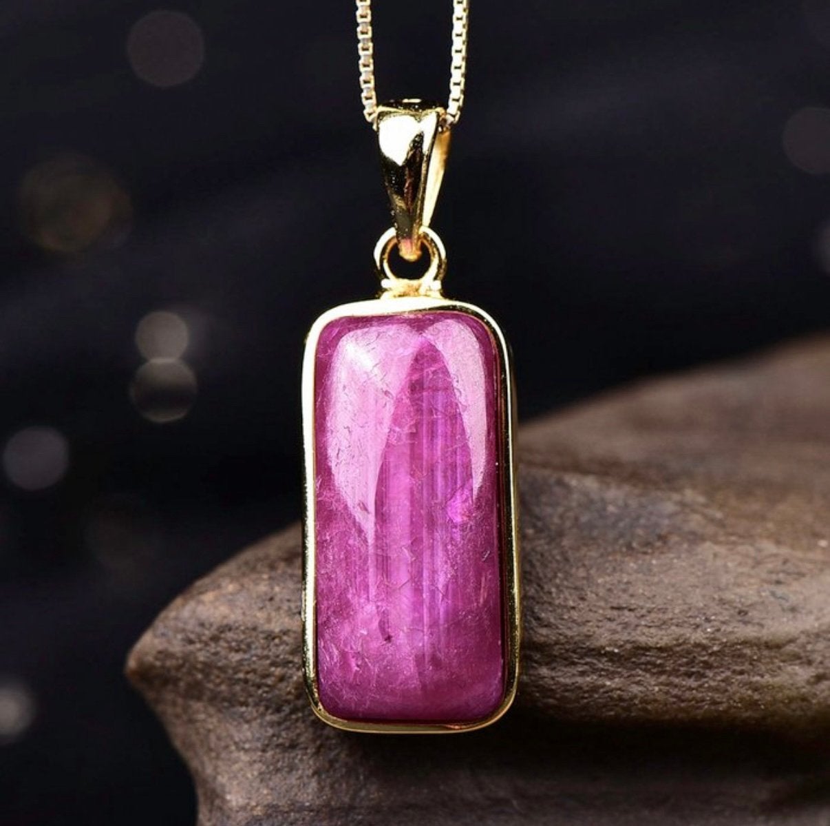 Natuurlijke Robijn hanger met ketting, Nieuw, Ophalen of Verzenden, Met edelsteen, Goud