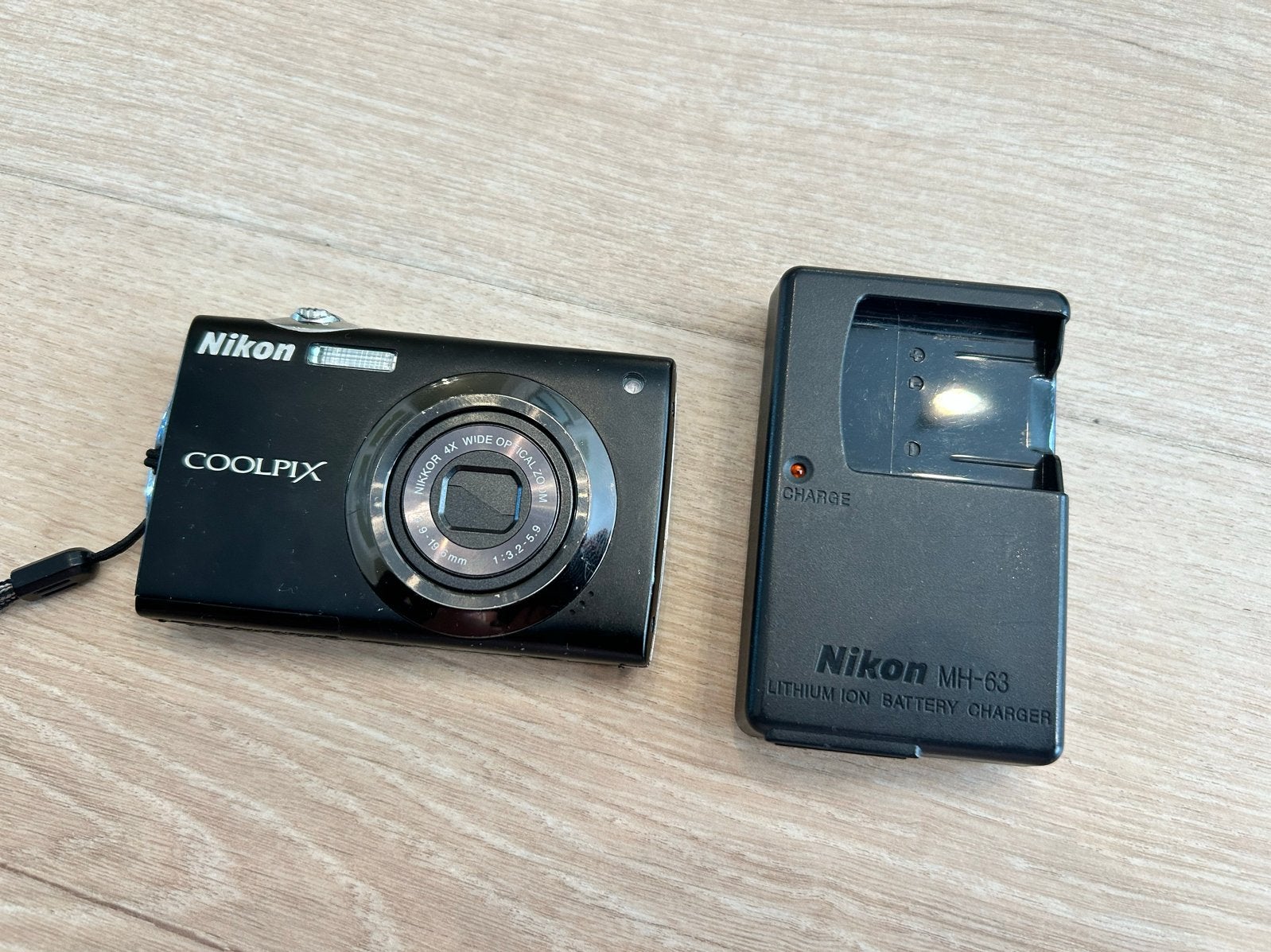 Nikon Coolpix S3000 Compactcamera met oplader, Audio, Tv en Foto, Fotocamera's Digitaal, Gebruikt, Verzenden, Oplader, Compactcamera