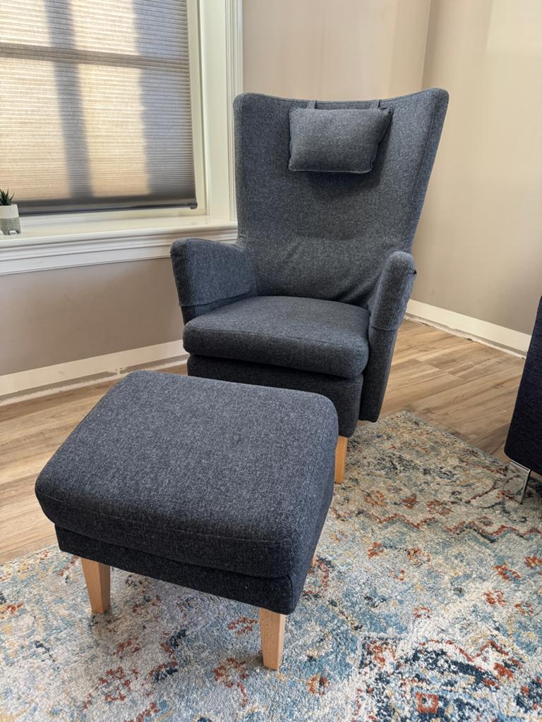 Donkergrijze fauteuil Omtanksam met voetenbank - Ikea stoel, Ophalen, Minder dan 75 cm, Zo goed als nieuw, Stof