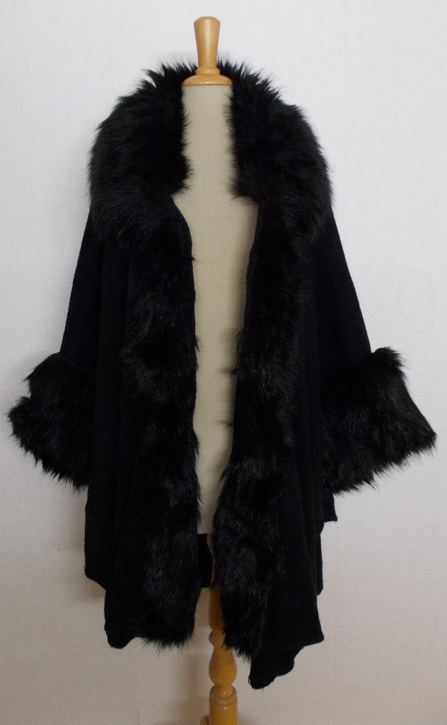 Prachtige zwarte poncho/mantel met fake fur bont! XL/XXL, Verzenden, Zo goed als nieuw, Maat 46/48 (XL) of groter, Zwart