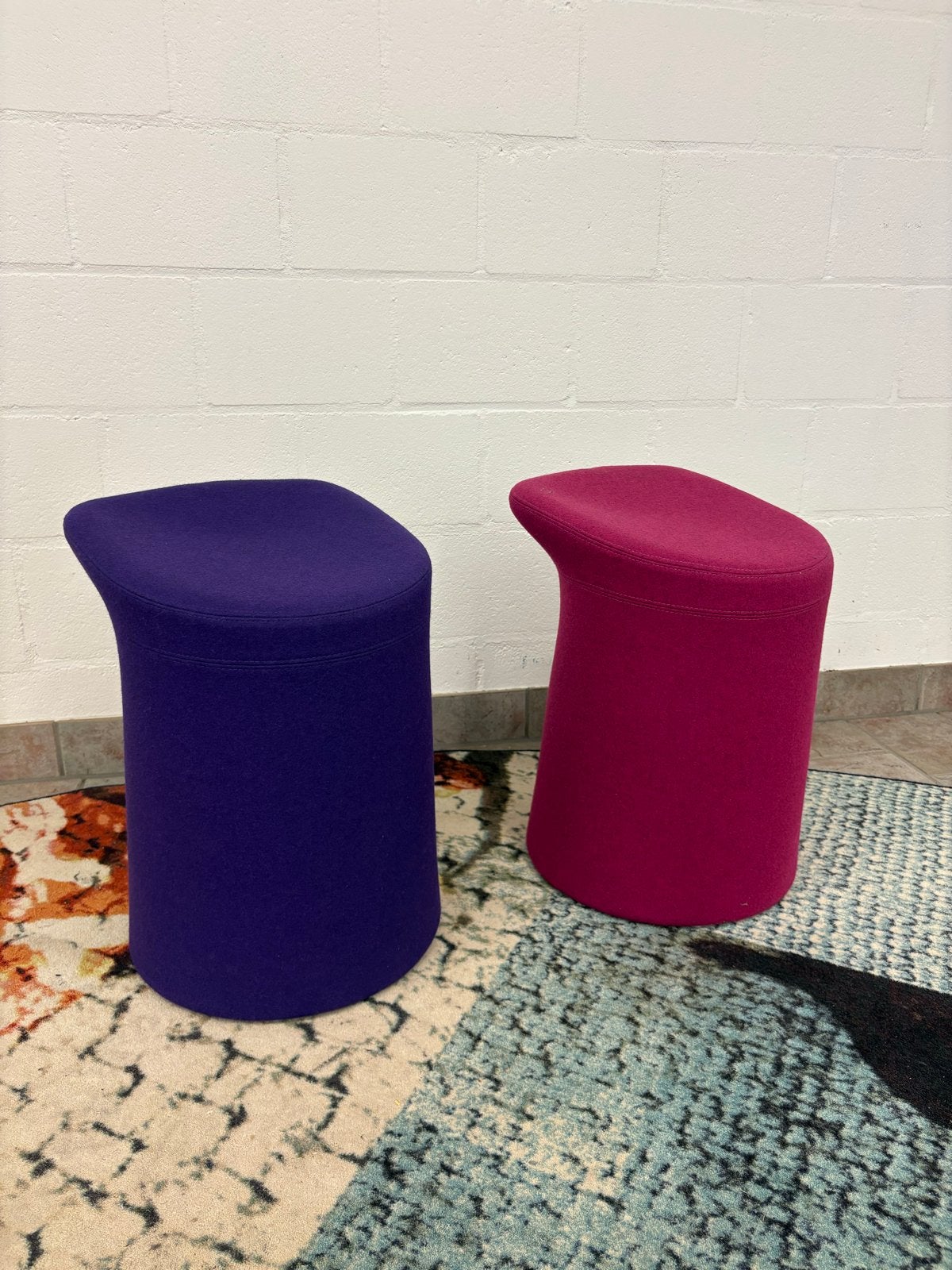 Artifort Lilla 2x poef/kruk in paars en fuchsia, Huis en Inrichting, Ophalen, Overige materialen, Nijverheidsweg 13b, Zo goed als nieuw