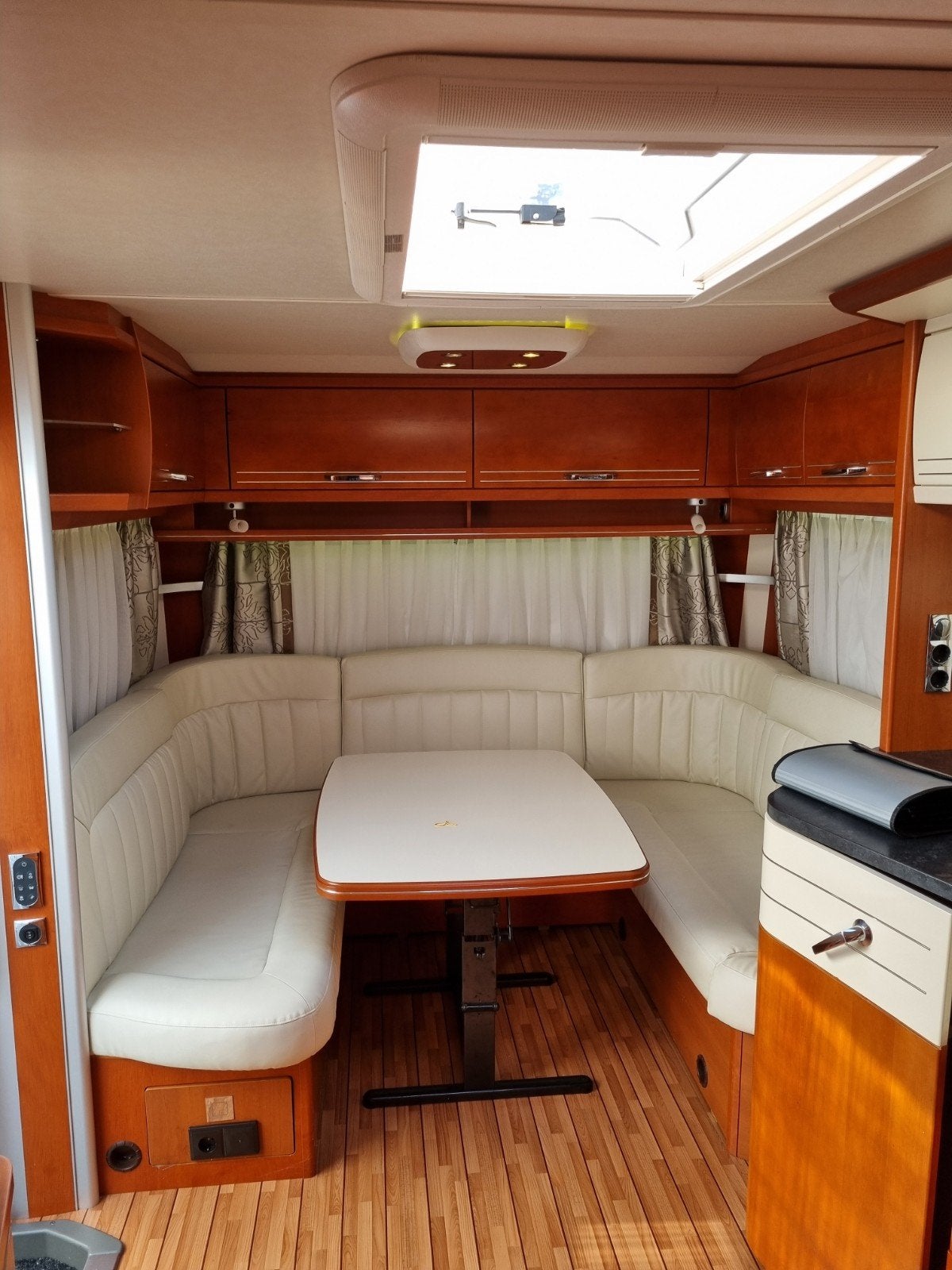 Foto 7 van Tabbert puccini 560TD bj,15 als nieuw BOMVOL ACCESSOIRES