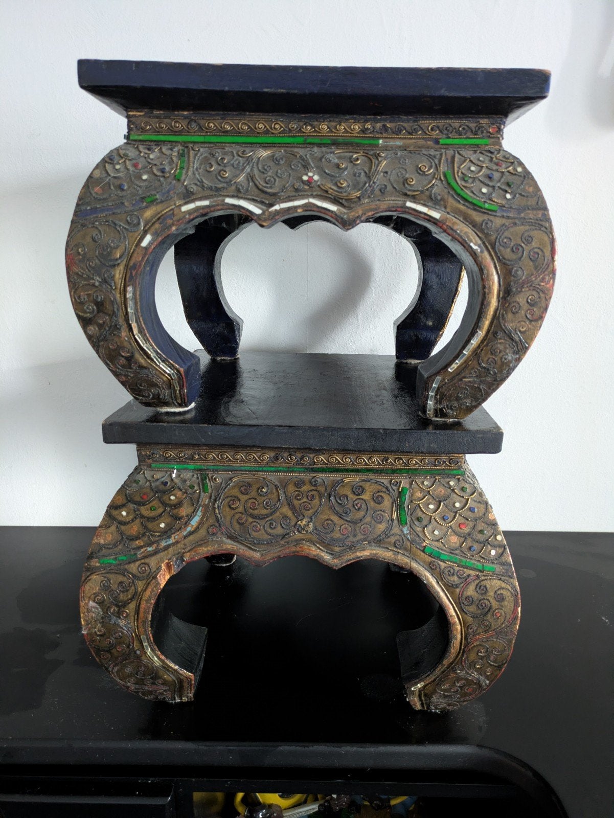 2 decoratieve houten standaard met Oosterse versieringen, Overige typen, Meerkleurig, Versierd, Overige herkomsten