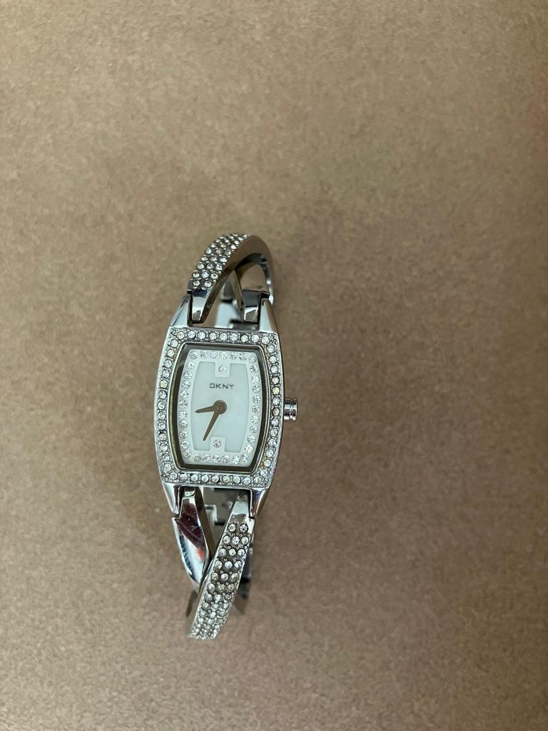 DKNY dames horloge met mooi bewerkt bandje, Sieraden, Tassen en Uiterlijk, Horloges | Dames, Overige merken, Staal, Gebruikt, Staal