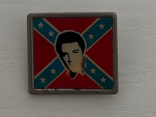 Klein speldje Elvis Presley op Confederatie vlag, Ophalen of Verzenden, Gebruikt, Overige onderwerpen, Speldje of Pin