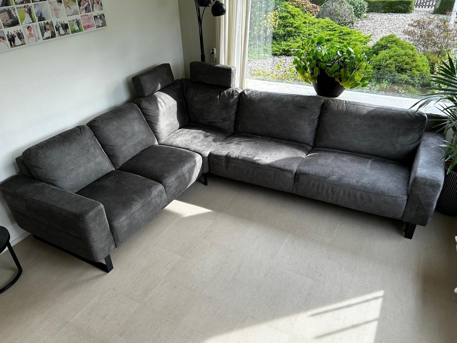 Grijze hoekbank met verstelbare hoofdsteunen en zitting., Huis en Inrichting, Ophalen, 250 tot 300 cm, Gebruikt, 100 tot 125 cm