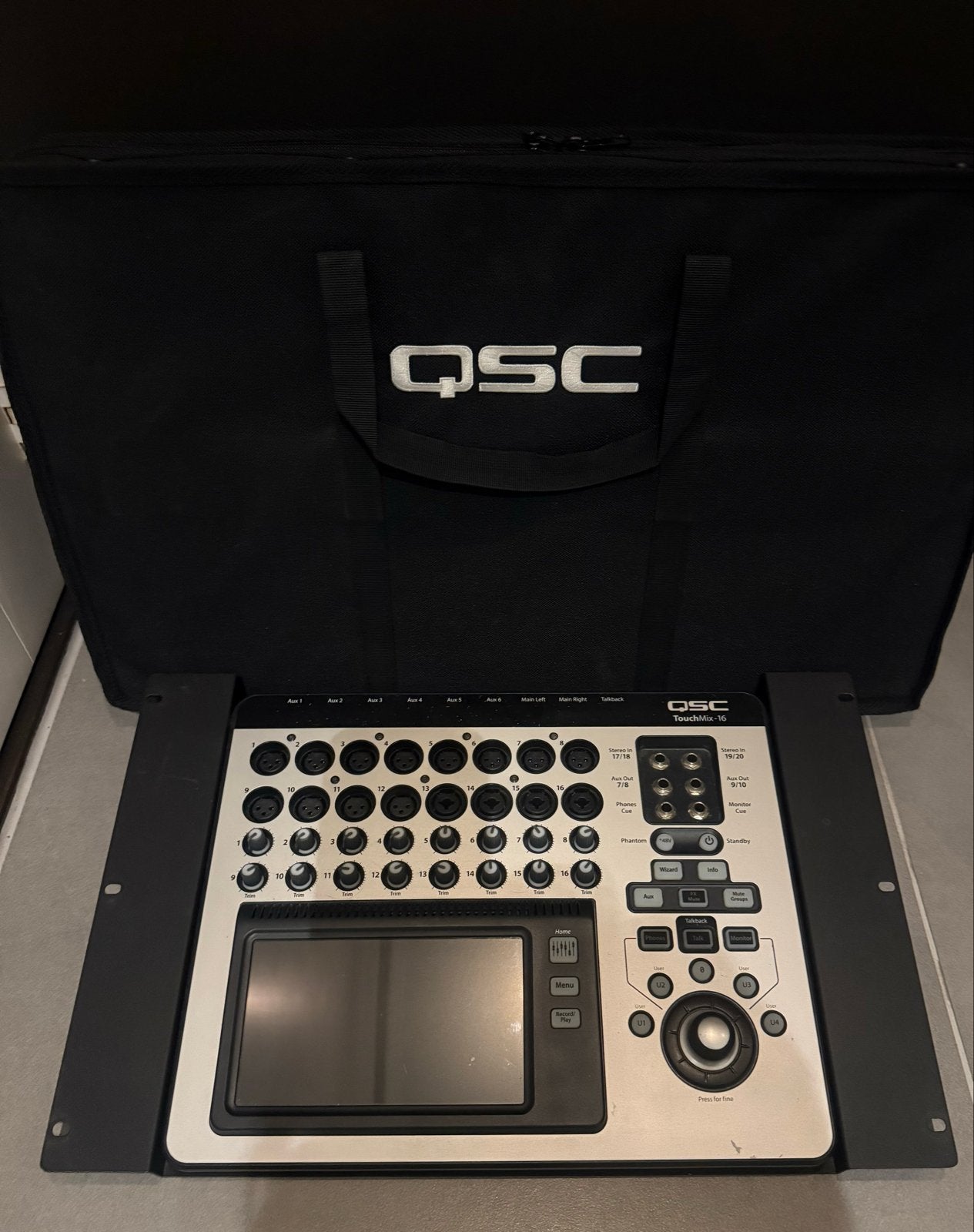 QSC TouchMix-16 met draadloze dongle, voeding, case en rack, Muziek en Instrumenten, Mengpanelen, Ophalen of Verzenden, Zo goed als nieuw