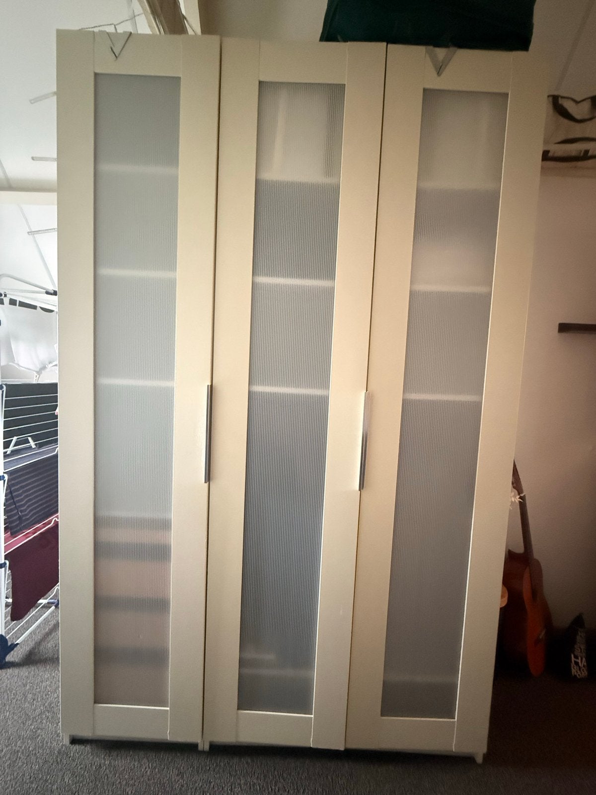Witte kledingkast met deuren, planken en lades