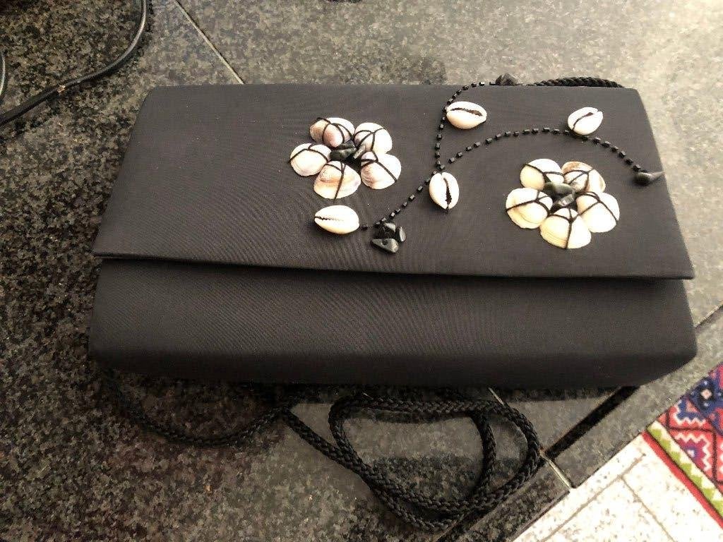 Zwart stoffen tasje bezet met echte schelpen/ conditie nieuw, Ophalen of Verzenden, Nieuw, Zwart, Avondtasje