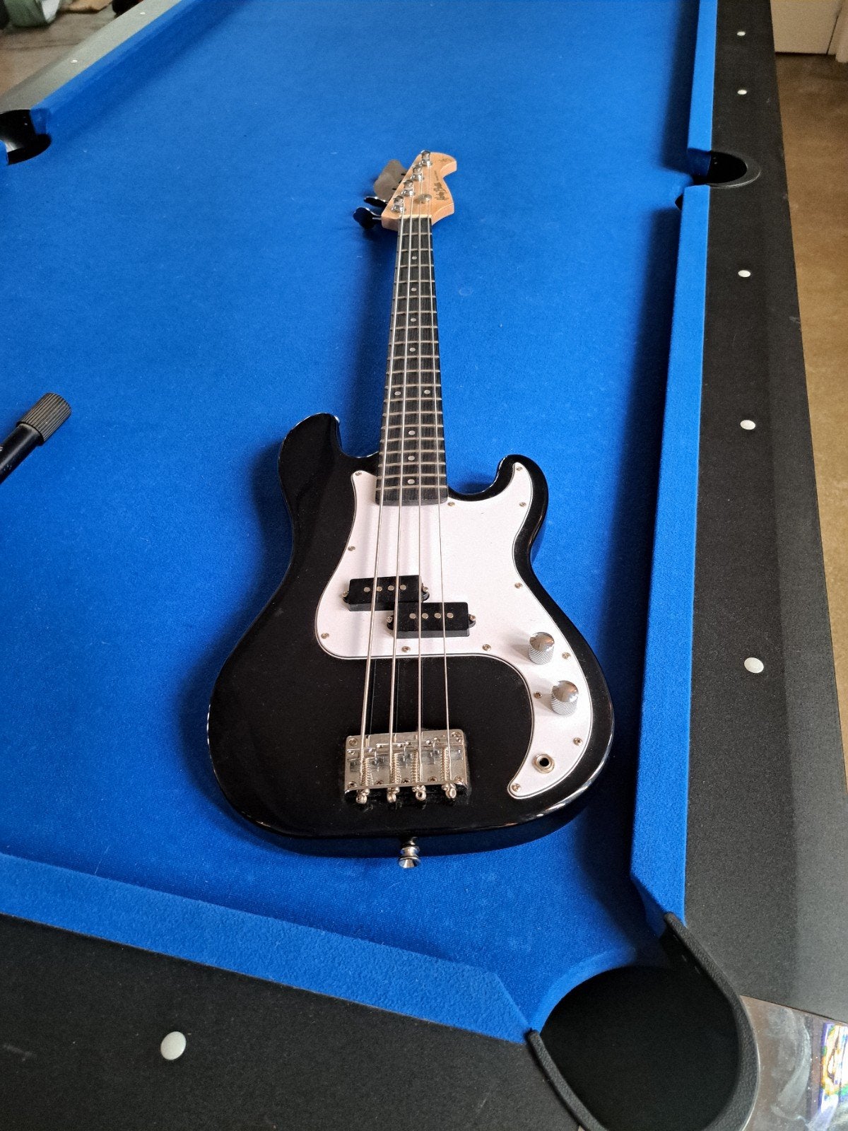Harley Benton basgitaar met versterker en standaard, Ophalen