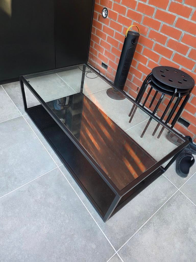 MOET WEG. Salontafel met glazen blad  GRATIS OPHAAL., Ophalen, Gebruikt, 100 tot 150 cm, Modern, Industrieel