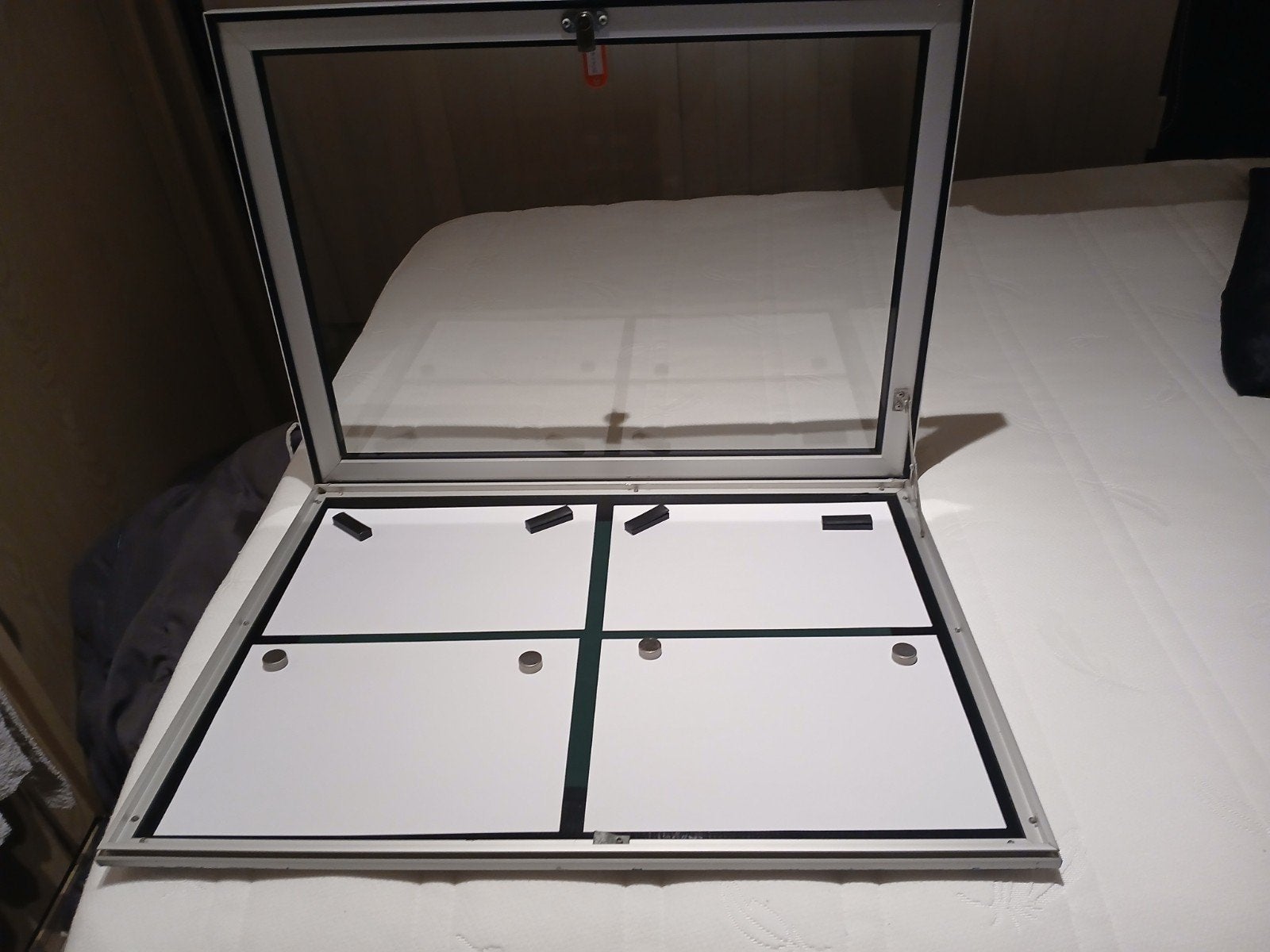 Publicatiebord aluminium/glas., Huis en Inrichting, Kasten | Vitrinekasten, Ophalen, Gebruikt, 50 tot 100 cm, Glas