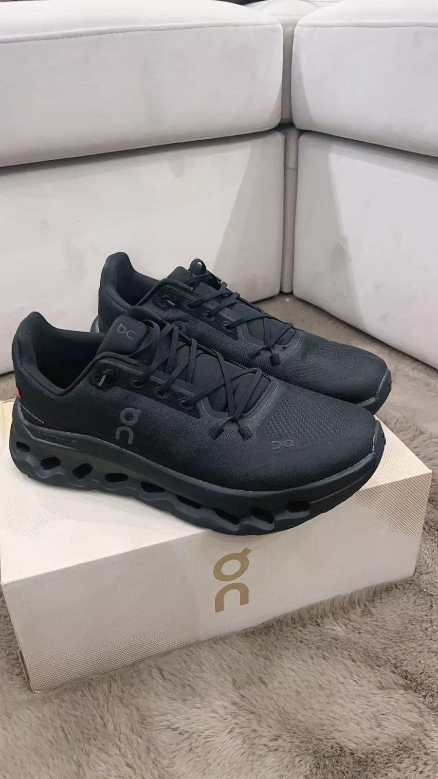 On Cloud schoenen - Zwart - Maat 45, Kleding | Dames, Schoenen, Ophalen of Verzenden, Zo goed als nieuw, Zwart, Sportschoenen