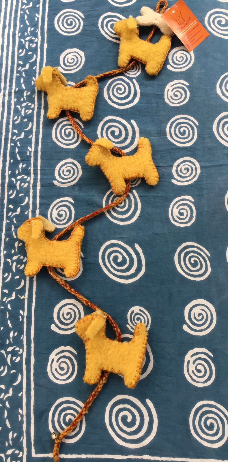 5 vilten hondjes aan wollen koord, lengte 110 cm, Huis en Inrichting, Woonaccessoires | Wanddecoraties, Gebruikt, 12 cm, 110 cm