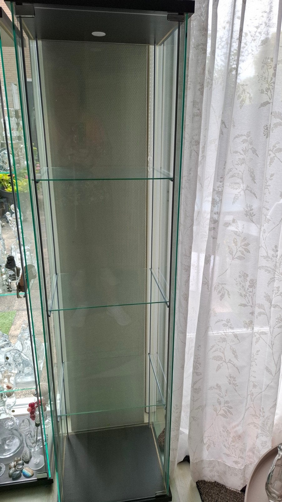 Mooie vitrine kast met 4 vakken 3 glazen plaatjes €17.50, Huis en Inrichting, Kasten | Vitrinekasten, Ophalen