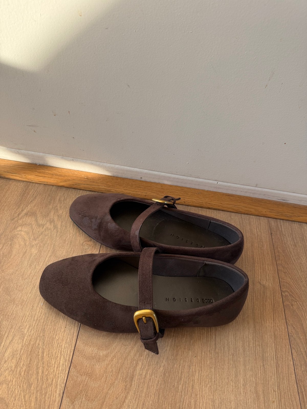 Bruine suède ballerina's met gesp - Maat 35, Kleding | Dames, Ophalen of Verzenden, Gedragen, Bruin, Ballerina's