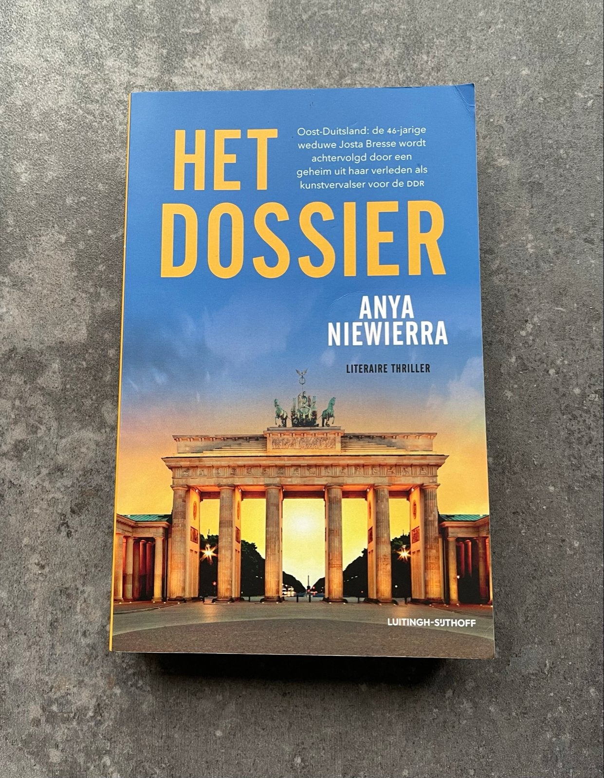 Het Dossier - Anya Niewierra (Literaire Thriller), Boeken, Ophalen of Verzenden, Gelezen