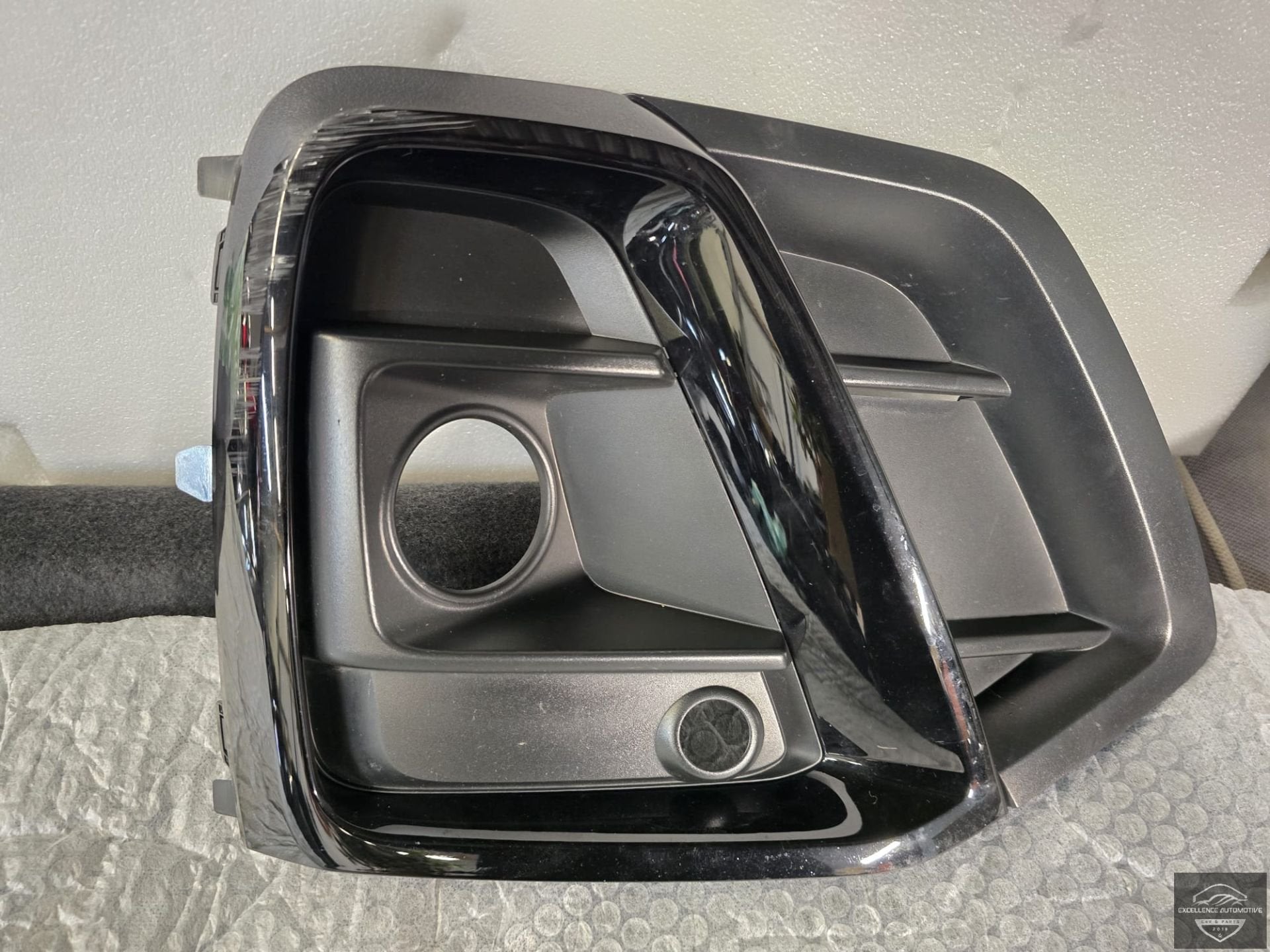 Audi Q5 80A FL S-Line Voorbumper Rooster Rechts 80A807680AG, Auto-onderdelen, Gebruikt, AUDI AG, Auto-Union-Strasse 1
85045  Ingolstadt, DE