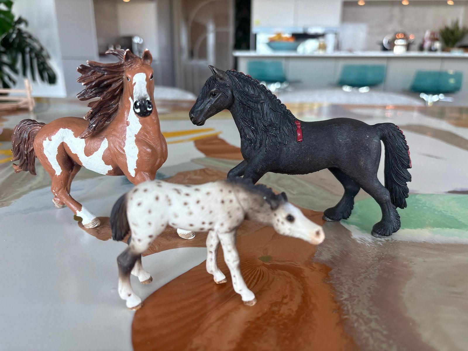Schleich paarden set: 2 volwassen paarden en 1 veulen, Ophalen of Verzenden, Zo goed als nieuw, Jongen of Meisje