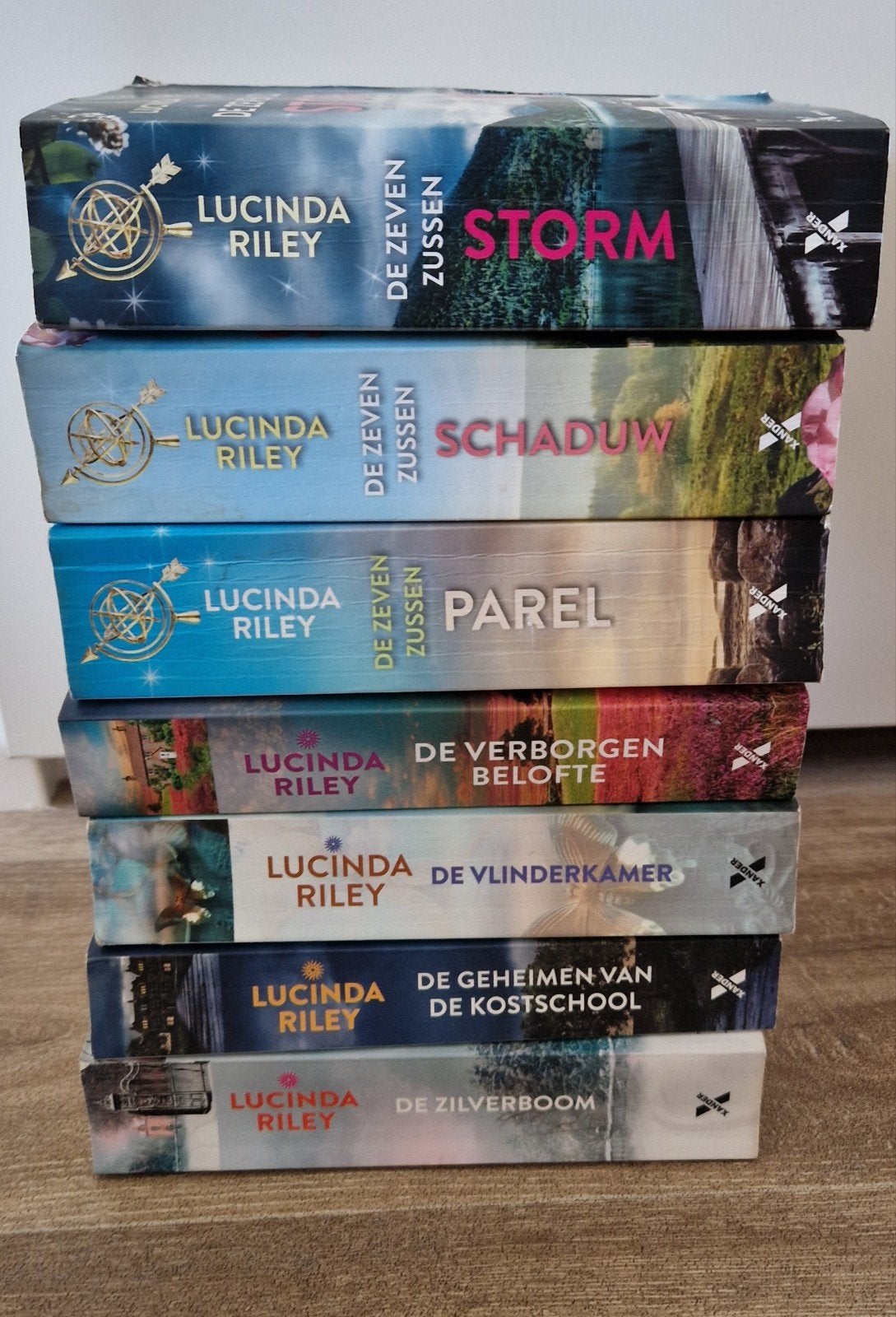 Lucinda Riley boeken - De Zeven Zussen en meer (7 stuks), Boeken, Romans, Ophalen, Gelezen, Lucinda Riley, Nederland