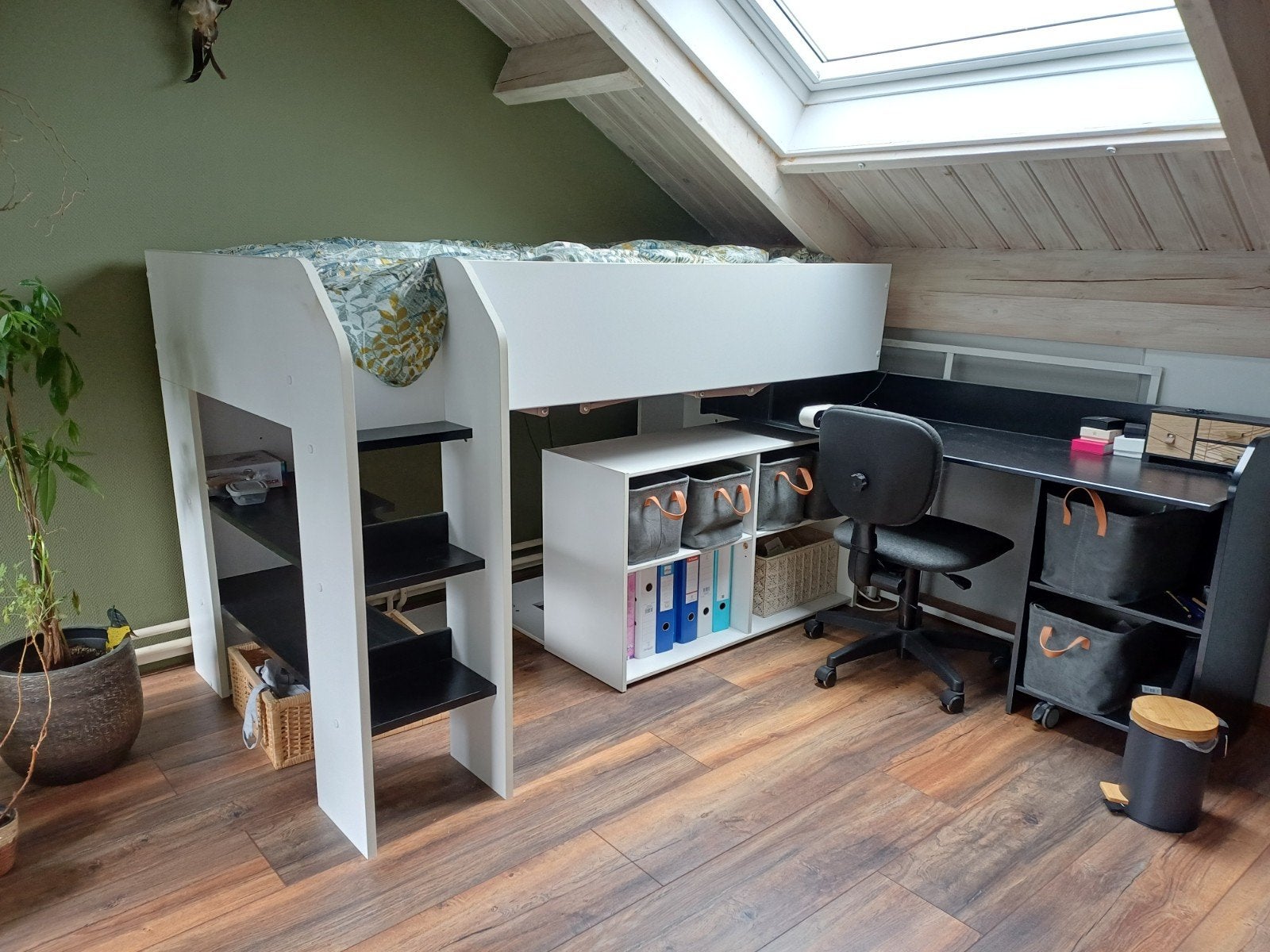 Half hoog bed, hoogslaper met bureau, Huis en Inrichting, Slaapkamer | Stapelbedden en Hoogslapers, Ophalen, Gebruikt, Eenpersoons