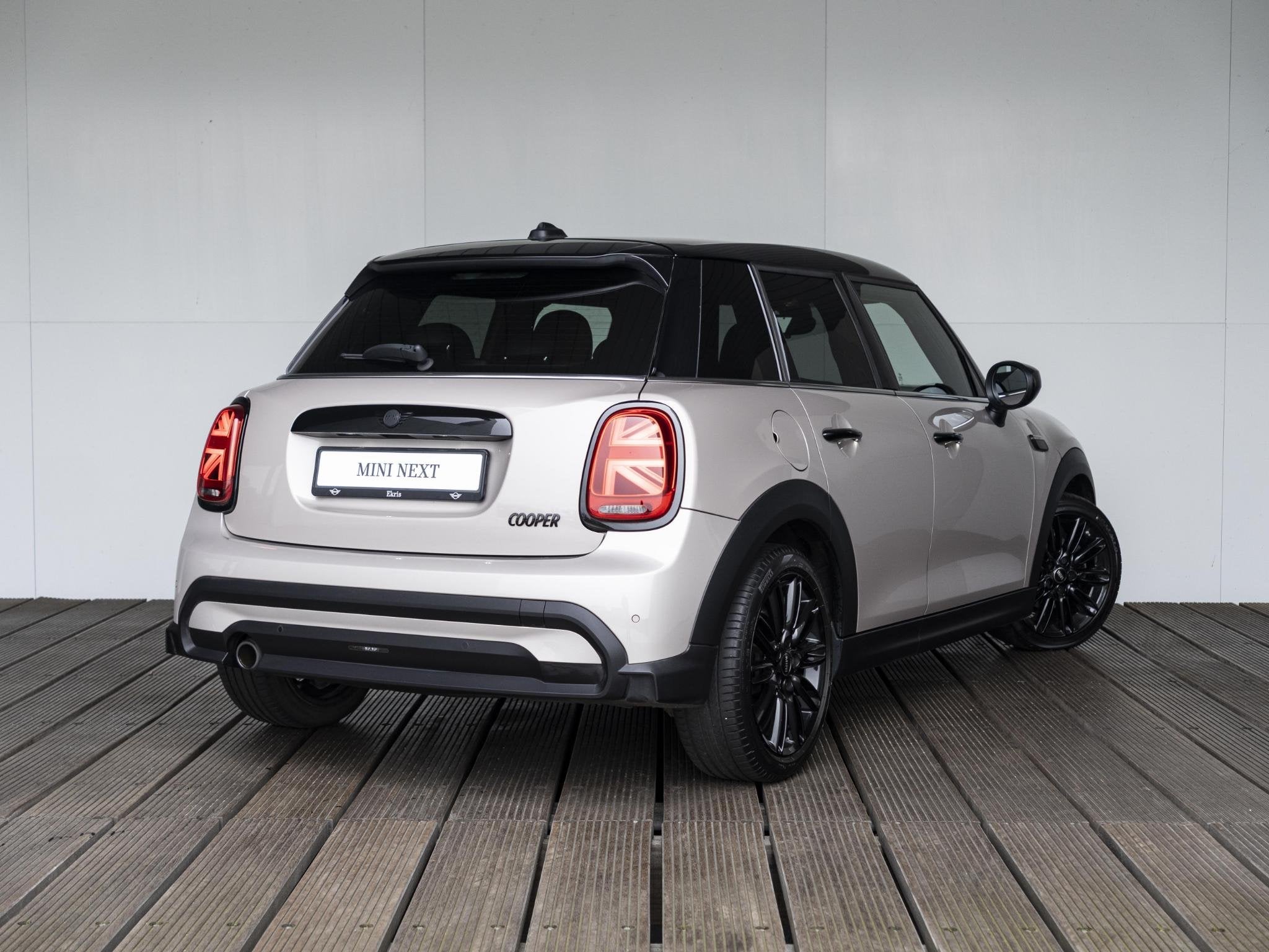 MINI 5-deurs Cooper Classic + Comfort Plus + Piano Black Ext, Gebruikt, Met garantie (alle), Origineel Nederlands, 3 cilinders