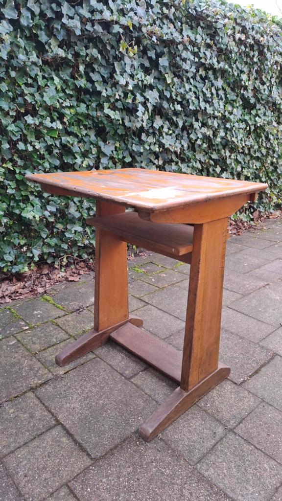 Oude houten lessenaar / schooltafel, Ophalen