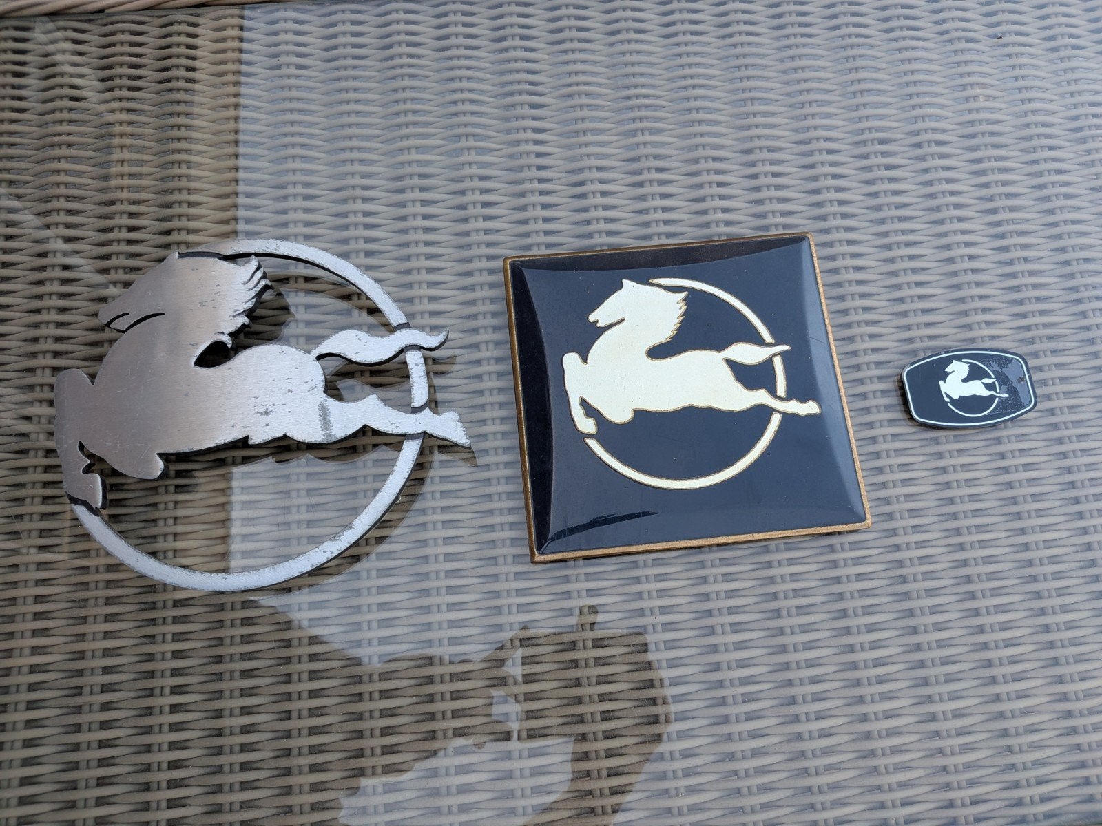 Mooie oude Pegaso emblemen, Ophalen of Verzenden