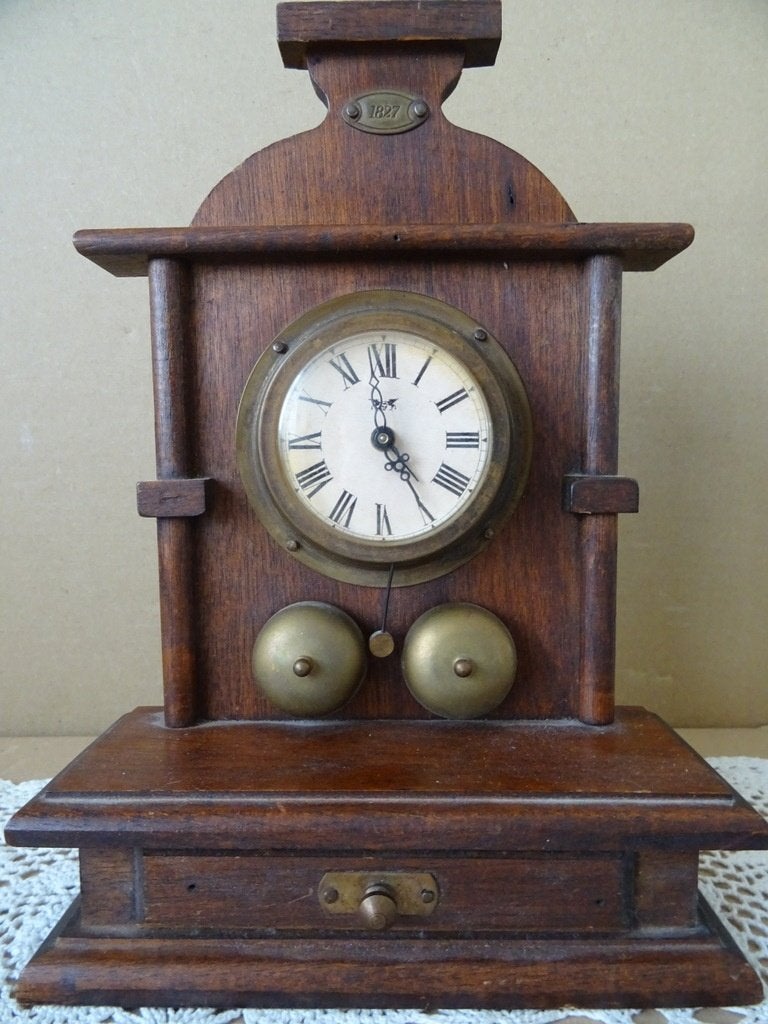 Curiosa vintage houten klok wekker in stijl 1827 Werkend, Ophalen of Verzenden