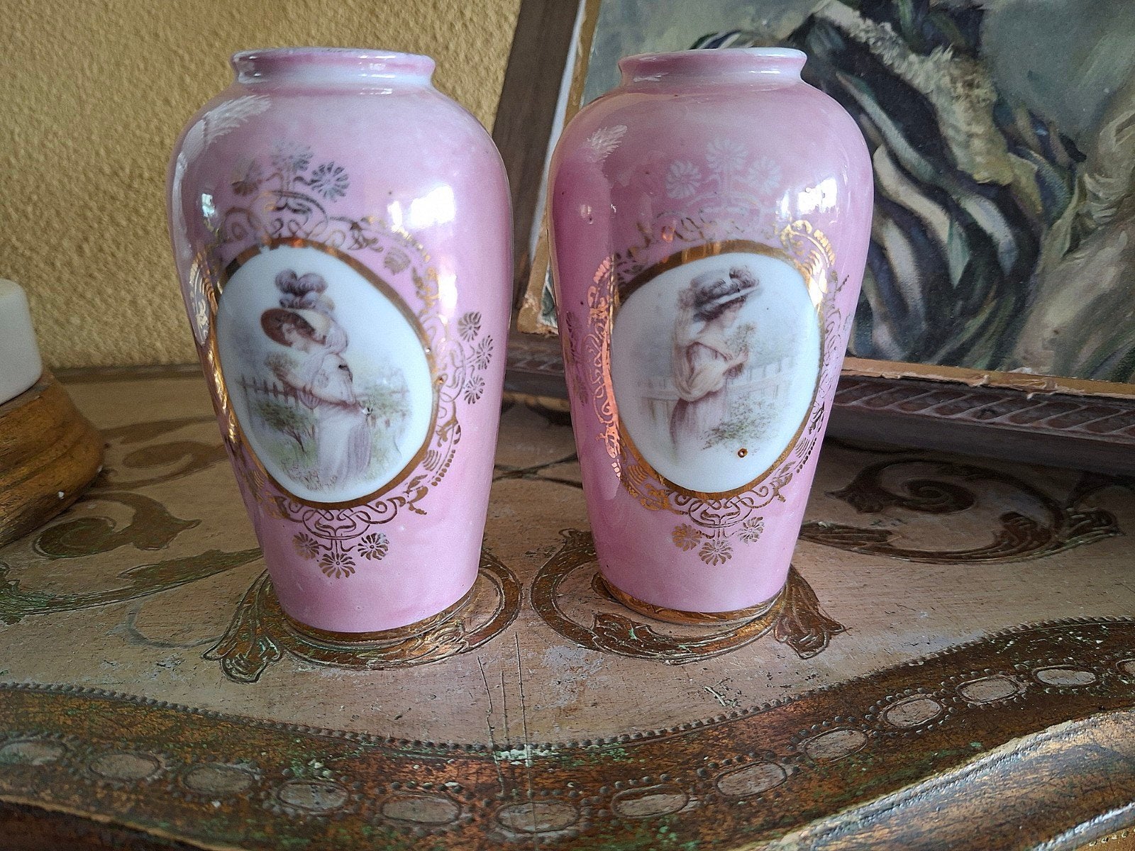 Paar oude rose vaasjes met medaillon, Ophalen of Verzenden