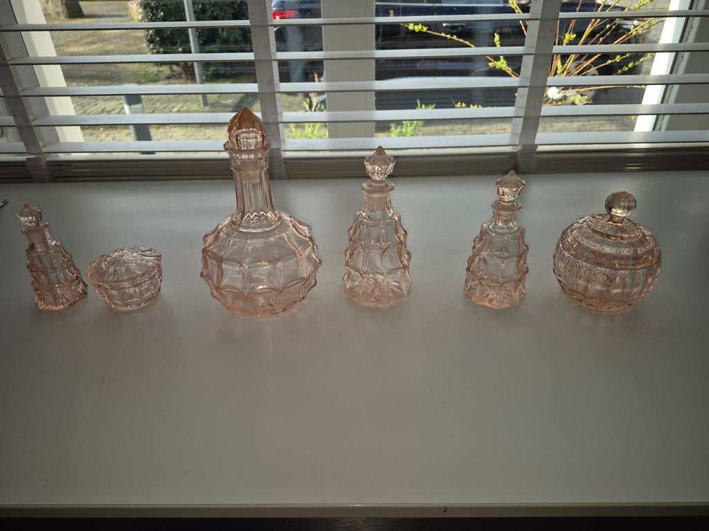 Roze glazen parfumflessen en bewaarglazen set, Ophalen