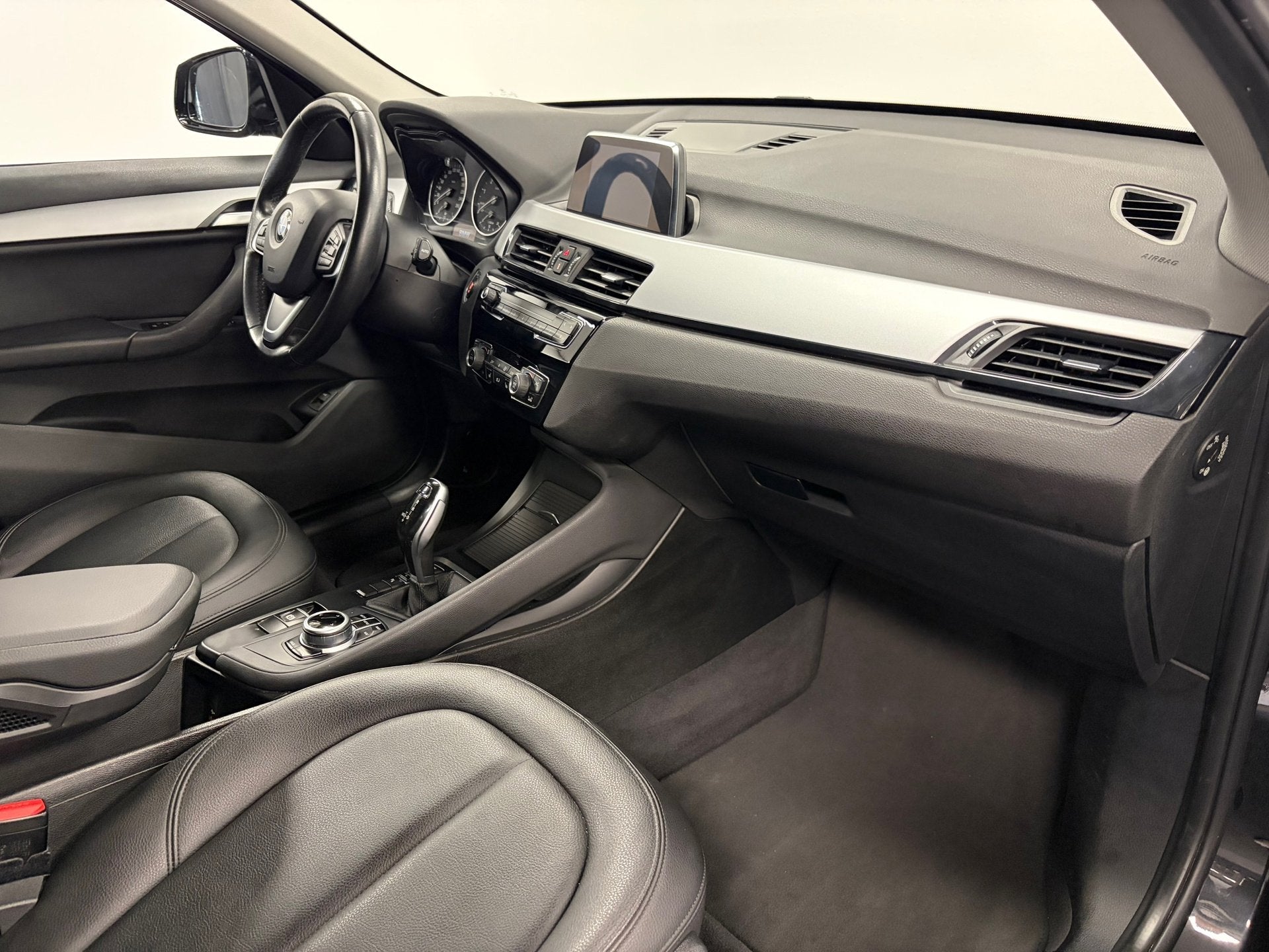 BMW X1 SDrive18i High Executive, Auto's, Gebruikt, Euro 6, Zwart, Leder