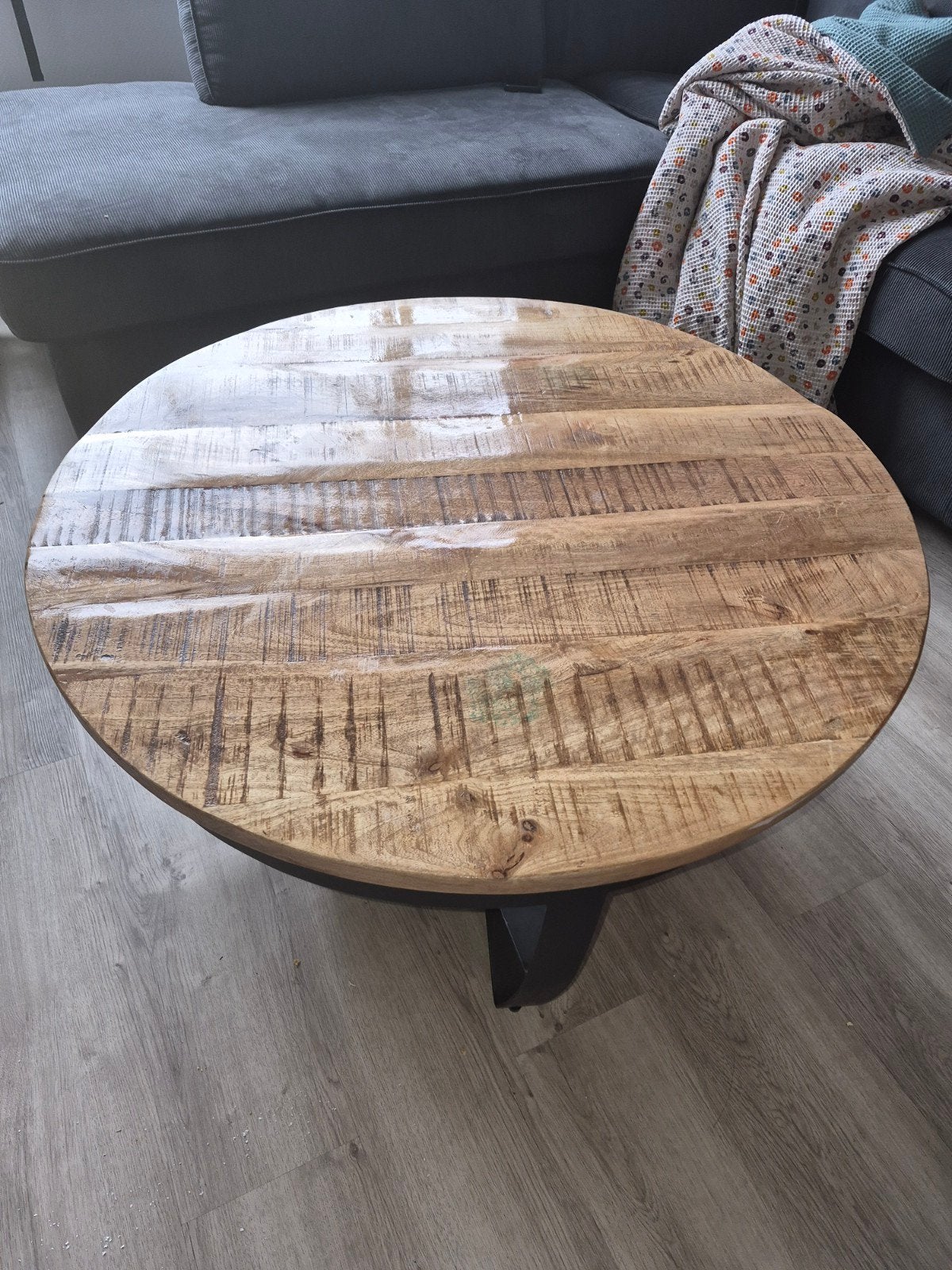 Ronde salontafel van mangohout met metalen onderstel, Huis en Inrichting, Tafels | Salontafels, Overige houtsoorten, Gebruikt