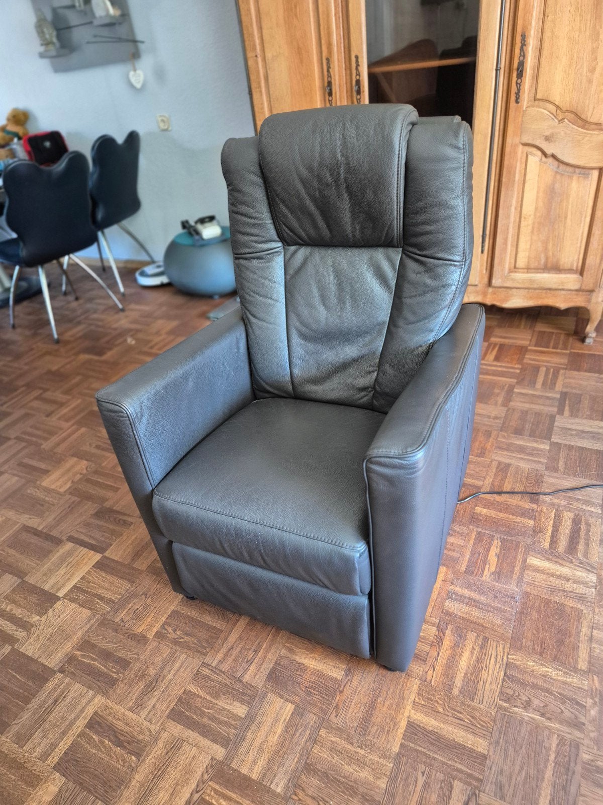Elektrische leren sta-op stoel - Comfort en ondersteuning, Gebruikt, Modern, Comfort, Ophalen of Verzenden, 75 tot 100 cm