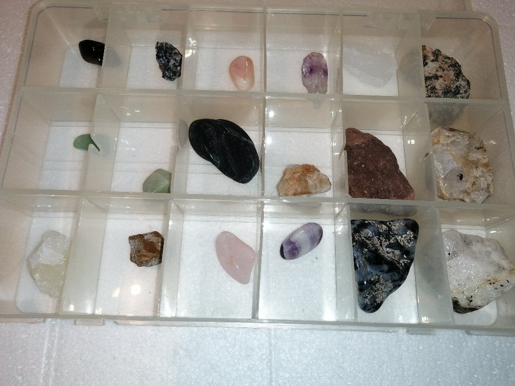 Mineralen en edelstenen verzameling in doos , 18stuks, Verzamelen, Ophalen of Verzenden, Mineraal