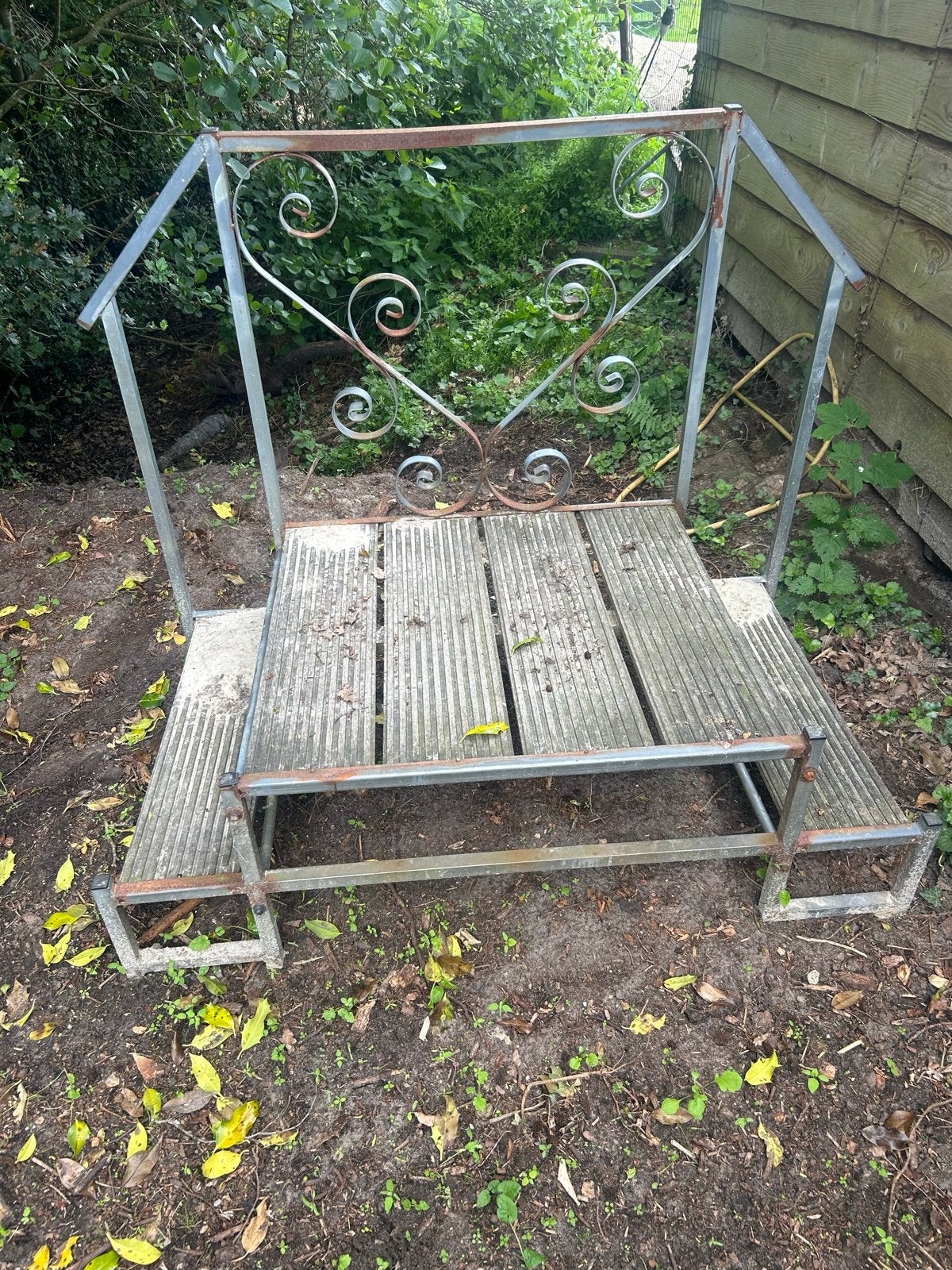 Decoratieve metalen trap/plantenrek met houten treden, Ophalen, Gebruikt