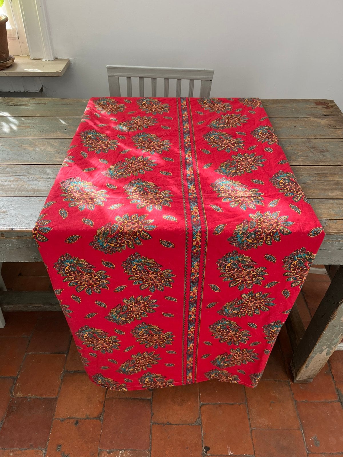 PRACHTIG ROOD TAFELKLEED PAISLEY GROOT, Tafelkleed, Ophalen of Verzenden, Zo goed als nieuw, Rechthoek