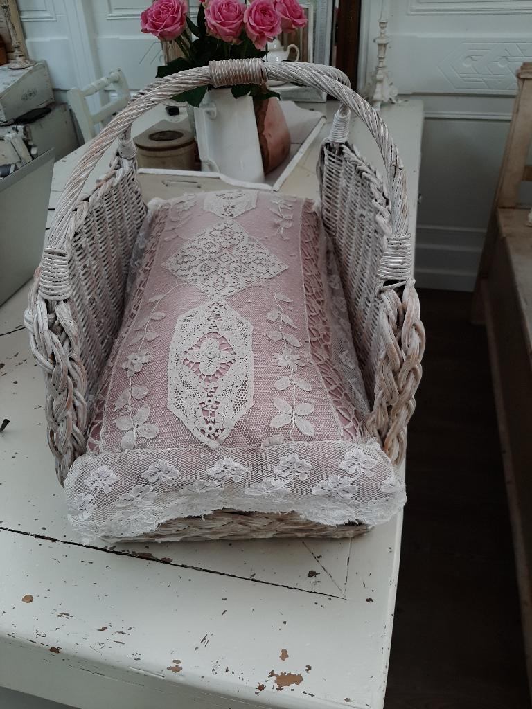 Rieten mand met een houten bodem., Ophalen of Verzenden