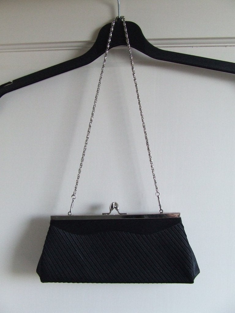Zwart satijnen avondtasje met metalen ketting als hengsel, Ophalen of Verzenden, Zo goed als nieuw, Zwart, Avondtasje