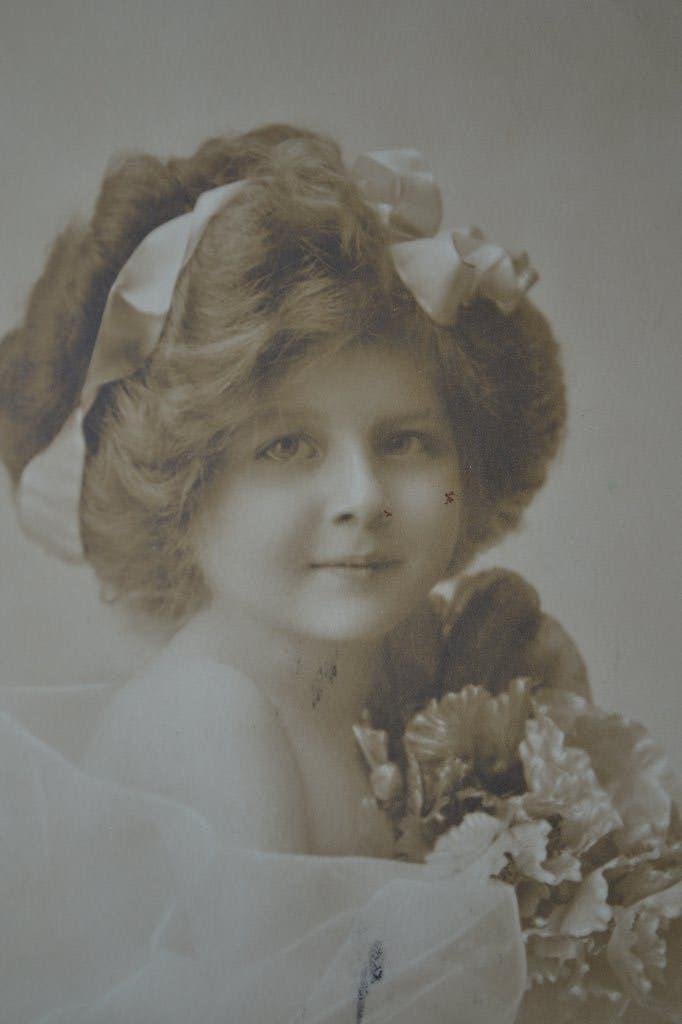 PORTUGAL 1910 PORTRET MEISJE BLOND HAAR HAARBAND BLOEMEN, Verzamelen, Ansichtkaarten | Themakaarten, Ophalen of Verzenden, Voor 1920