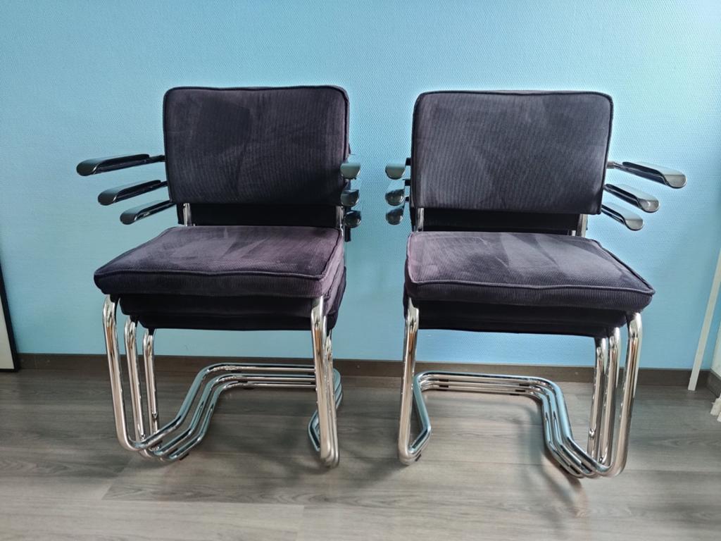 Zuiver Ridge Rib paarse eetkamerstoelen met armleuningen, Huis en Inrichting, Stoelen, Ophalen, Overige kleuren, Zo goed als nieuw
