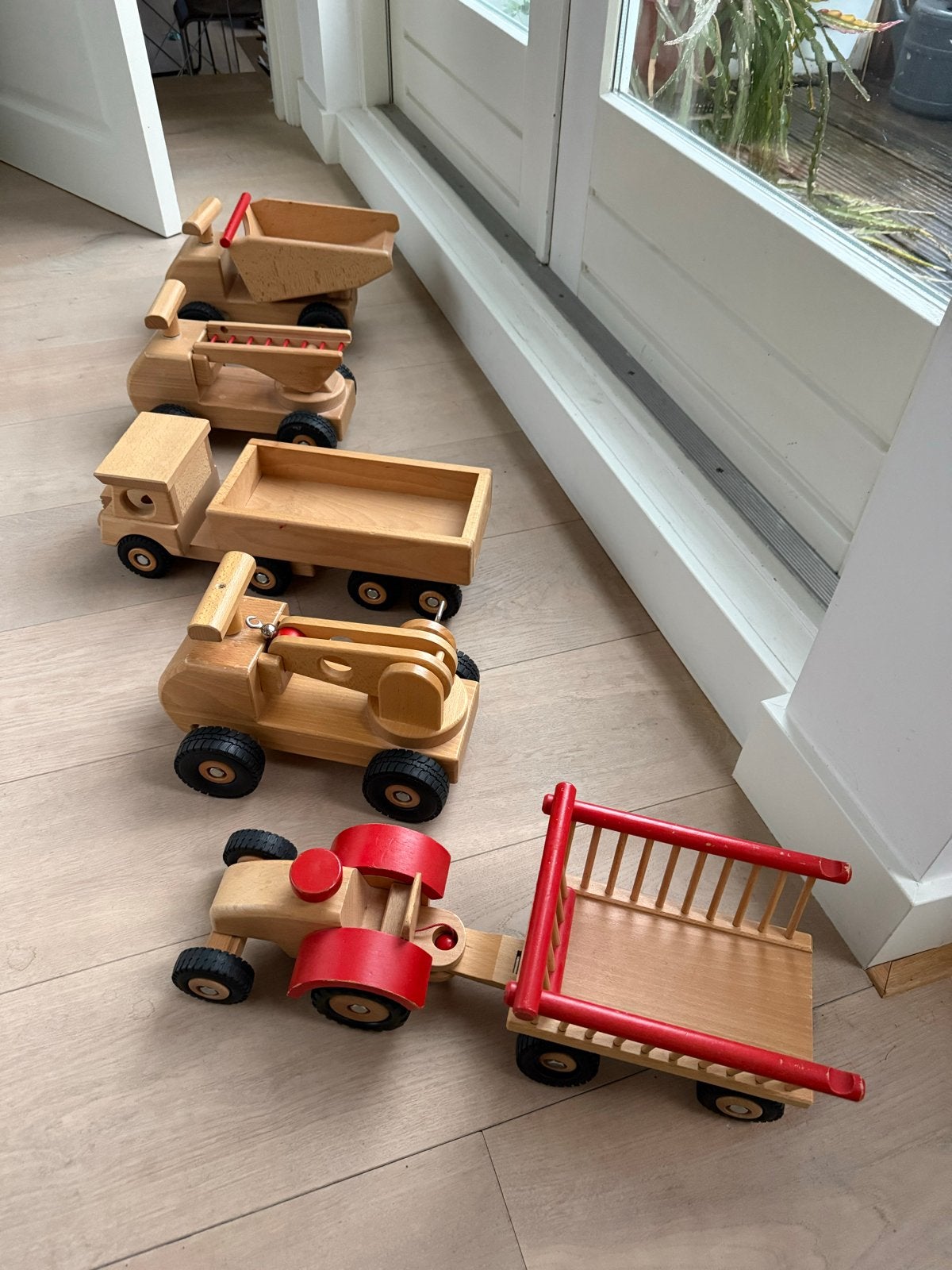 Houten speelgoedvoertuigen set - Kinder Kram, Kinderen en Baby's, Speelgoed | Houten speelgoed, Verzenden, Gebruikt, Rij- of Hobbelspeelgoed