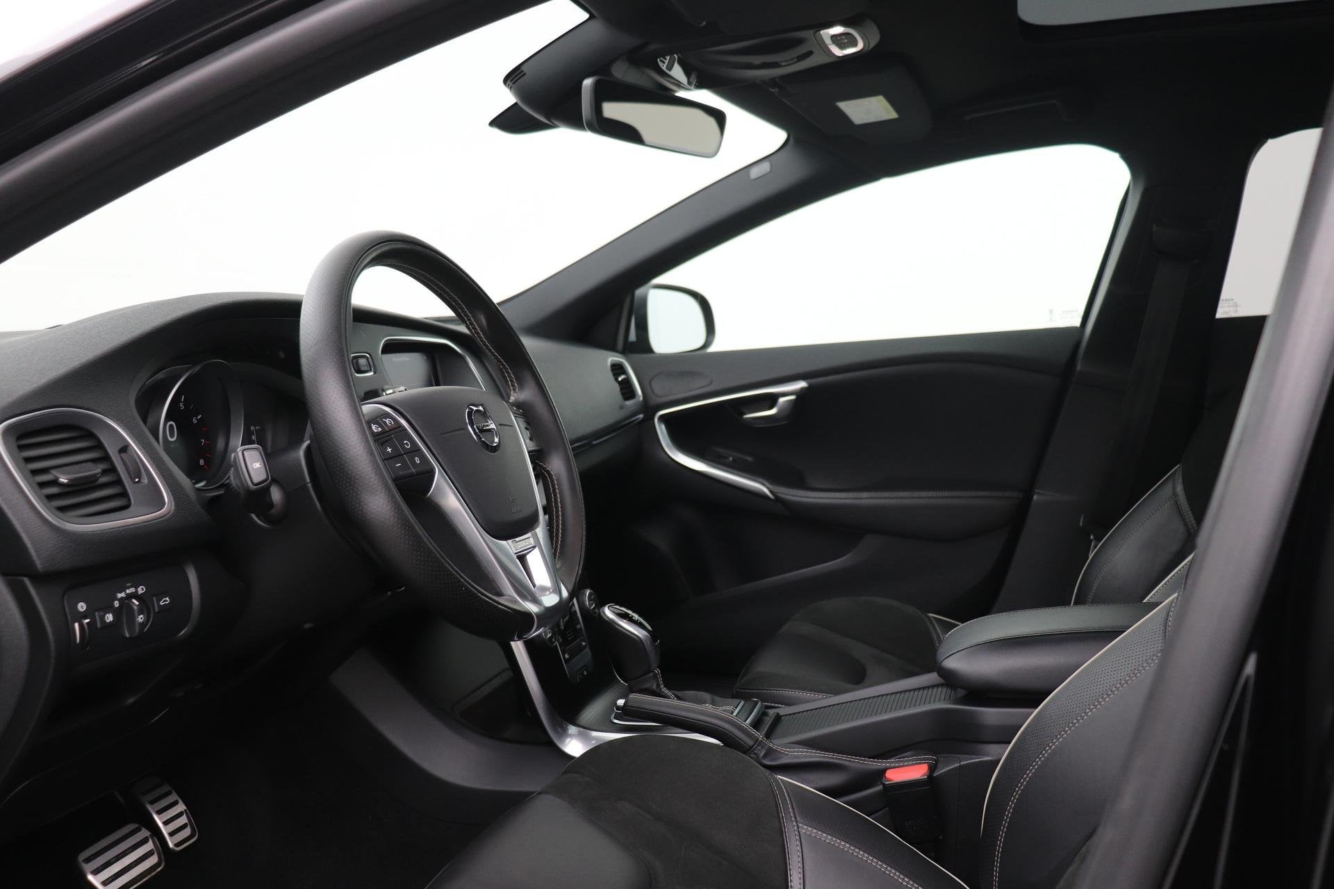 Volvo V40 1.5 T3 Polar+ Sport | Panoramadak | Trekhaak | Har, Euro 6, 4 cilinders, 700 kg, Zwart