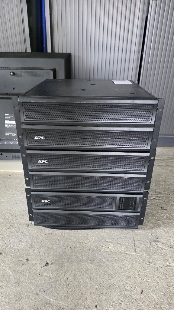 UPS - APC SMX2200HV + 2x SMX120BP + Netwerkkaart, Ophalen, Gebruikt, Schneider Electric Belgium nv/sa, Dieweg 3 1180, Brussels, Belgium